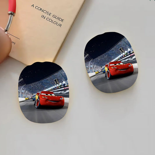 Coque Cars Airpods Max - McQueen sur Circuit